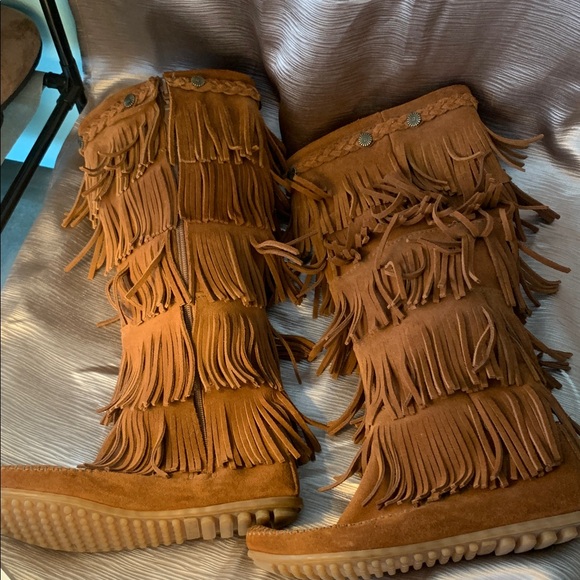 Minnetonka 5-Layer Fringe Braid Ornamented Brown Suede Boots Size 7 - Picture 3 of 6
